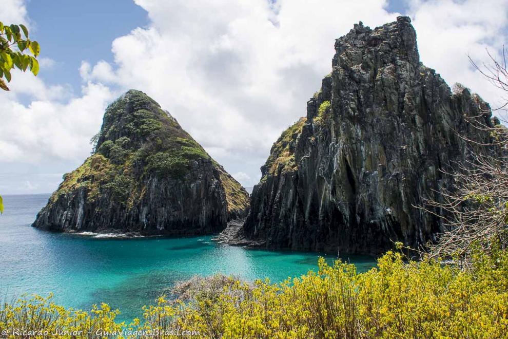 Imagem aproximada do Morro Dois Irmãos em Fernando de Noronha.